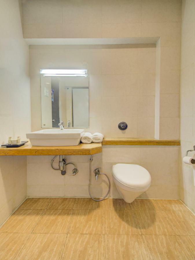 Capital O 36727 Plush Retreat Hotel Dive ภายนอก รูปภาพ