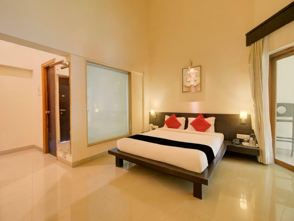 Capital O 36727 Plush Retreat Hotel Dive ภายนอก รูปภาพ